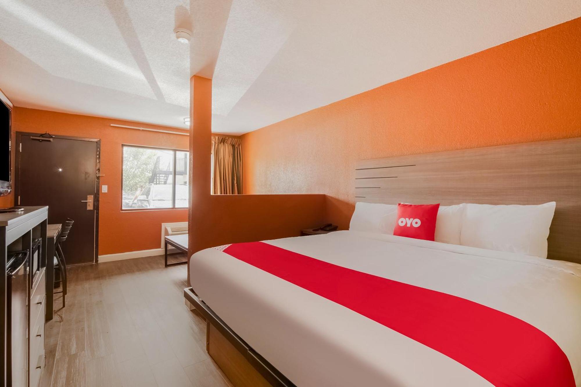 Oyo N Fm-1960 Champions Tx Hotel Louetta